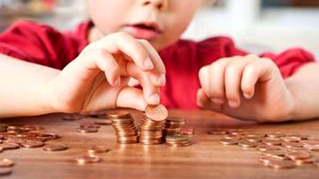 Când intră pensiile și alocațiile pe card în fiecare lună 