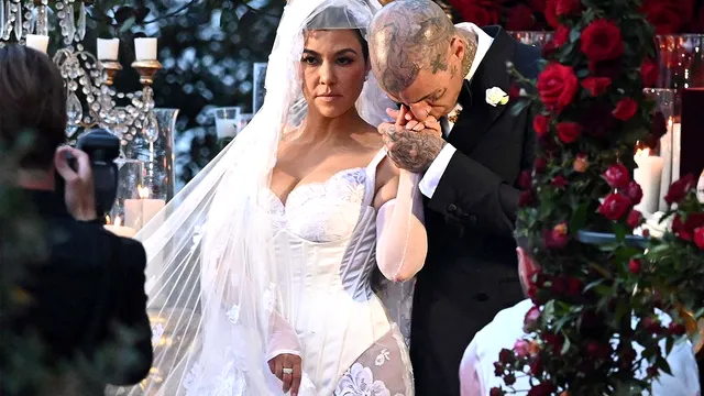 Kourtney Kardashian, imagini de senzație la nunta cu Travis Barker! A avut cea mai scurtă și strâmtă rochie de mireasă
