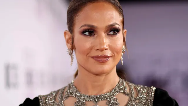 Secretul lui Jennifer Lopez pentru întinerirea tenului. Efectul este instant, multe celebrități apelează la acest truc