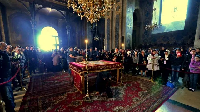 Tradiții în Vinerea Mare. De ce se trece pe sub masă. Ce semnificație are de fapt