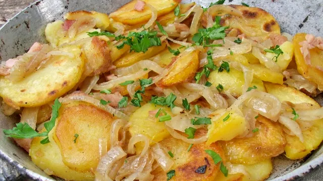 Cum faci cei mai buni cartofi țărănești. Trucul prin care ies crocanți și delicioși ca la restaurant