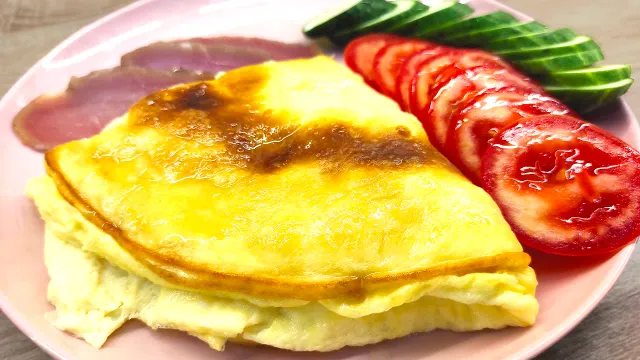 Secretul pentru cea mai pufoasă omletă. Ce să adaugi în ouă, înainte de a le pune în tigaie. Trucul bucătarilor experți