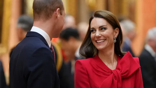 Kate Middleton, apariție de senzație într-o ținută care a lăsat la vedere mai mult decât de obicei. A atras toate privirile în această rochie roșie FOTO