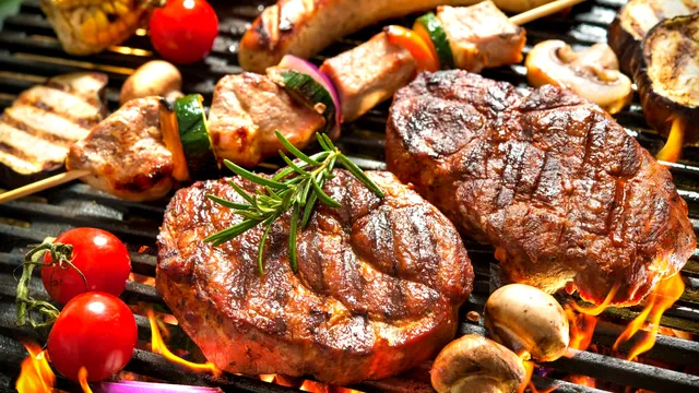 Ce carne nu e indicat să punem pe grătar. Mulți o consumăm așa