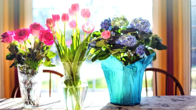 Un truc de pe TikTok te ajută să ții florile proaspete în vază timp de o lună