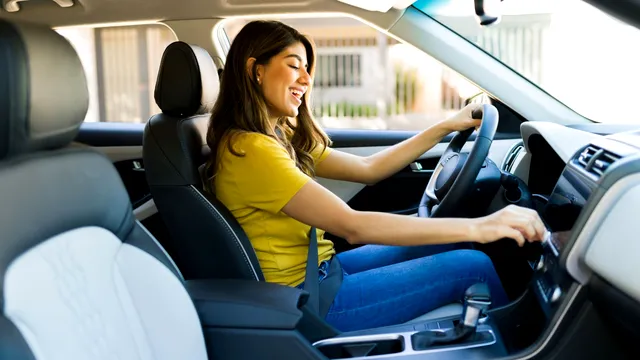 4 lucruri esențiale pe care o femeie trebuie să le știe despre mașina ei