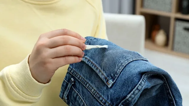 Cum scoți guma de mestecat de pe haine cu gheață sau cu fierul de călcat, fără să strici țesătura
