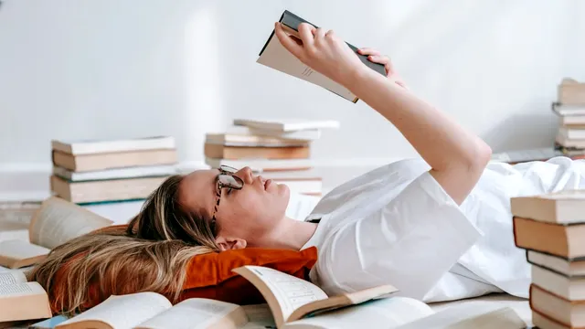 Cât de mult citesc românii? Ne situăm pe ultimul loc în consumul de carte și accesul la biblioteci