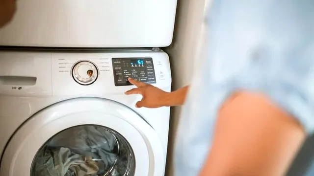 Ora ideală pentru spălatul rufelor vara. Această greșeală te costă mult