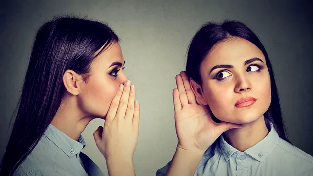 Te-ai surprins vorbind cu voce tare? Ce ne spune psihologia despre acest obicei