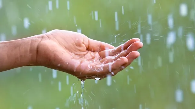 Vacanțele de vară, lovite de vreme rea. August vine cu ploi și frig