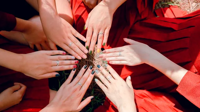 Cum ne facem unghiile toamna aceasta? 3 culori care vor fi peste tot