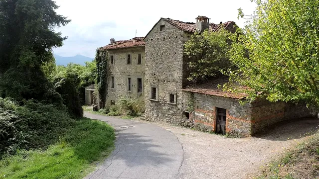 Un sat întreg de vânzare în Italia. Cât costă să devii moșier în Toscana? GALERIE FOTO