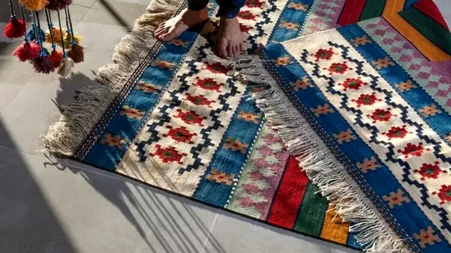 Cum să alegi și să poziționezi covorul pentru un spațiu aerisit și curat. Sfaturi de la designeri pentru camere ordonate și confortabile