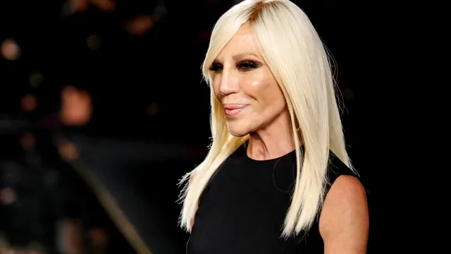 Donatella Versace, de nerecunoscut. Creatoarea de modă și-a surprins admiratorii cu un look vizibil întinerit în cea mai recentă postare online