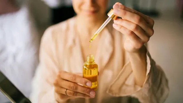 Uleiuri naturale pentru fiecare tip de ten. Ce să alegi și cum să le folosești