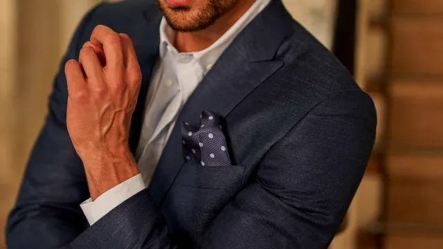 Costumul fără cravată: când este potrivit și cum îl porți corect