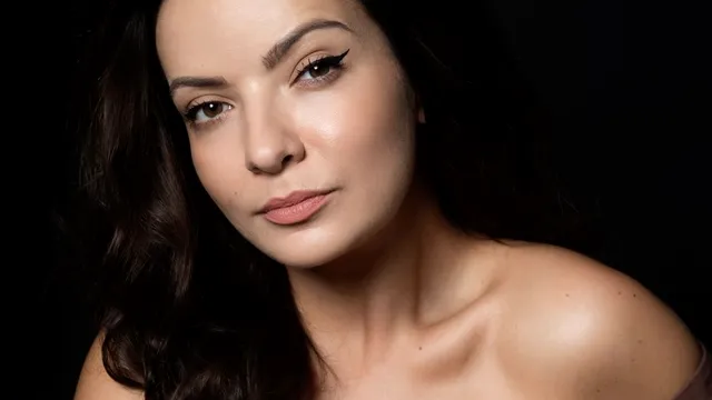 Ce ținută provocatoare a purtat Anca Dinicu la avanpremiera filmului în care joacă. Rochia cu care a atras toate privirile. FOTO