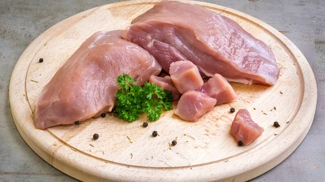 Cât timp rezistă carnea vidată în frigider. Greșeala uriașă pe care o fac mulți români