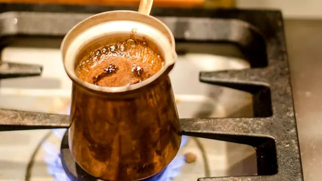 Așa faci cea mai bună cafea la ibric. Câte linguri de cafea trebuie să pui, de fapt