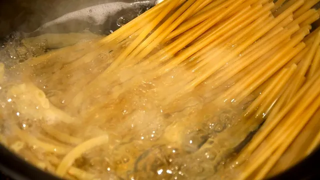 Ingredientul pe care să-l adaugi în apa clocotită, înainte să pui pastele la fiert. Așa nu se vor mai lipi, trucul genial