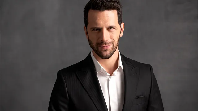 Schimbare de look pentru Adrian Nartea. Actorul s-a lăsat pe mâna fanilor, ce a ieșit: “Soția mea a zis un DA așa mai timid” VIDEO EXCLUSIV