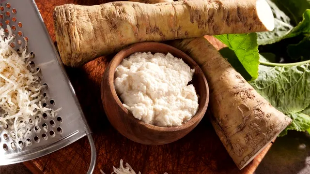 Hrean ras la borcan pentru iarnă, un deliciu pe care nu-l poți refuza. Secretul ca să reziste cât mai mult timp