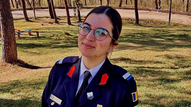 Povestea impresionantă a elevei sergent Simina Vacariu. Plecată dintr-un sătuc din Botoșani, a ajuns în etapa națională a Olimpiadei de Filosofie