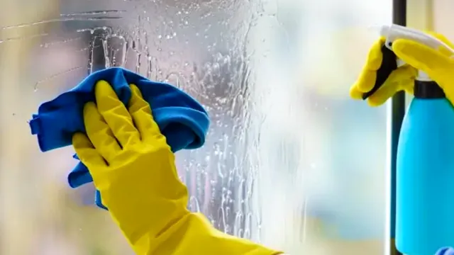 De ce să stropești ferestrele cu oțet și ce beneficii aduce această practică