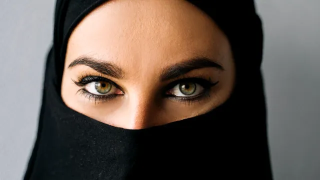 De ce femeile musulmane umblă acoperite. Diferenţa între burka, hijab și alte văluri