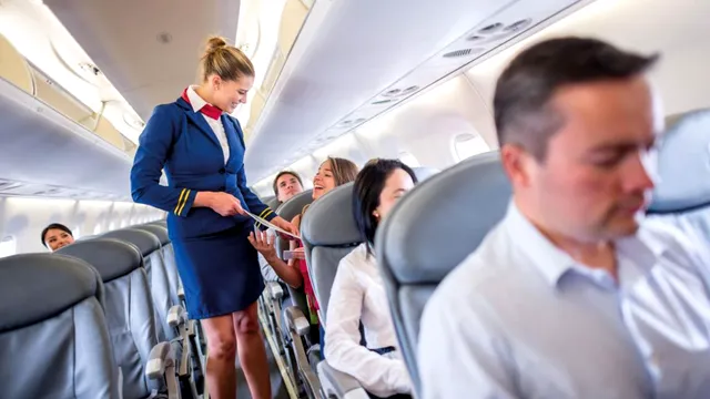 Cum poţi deveni stewardesă. Ce condiţii impun companiile aeriene pentru însoţitoarele de zbor