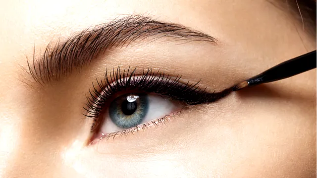 Cum se aplică corect eyelinerul. Trucuri şi sfaturi care te vor ajuta să ai un machiaj perfect