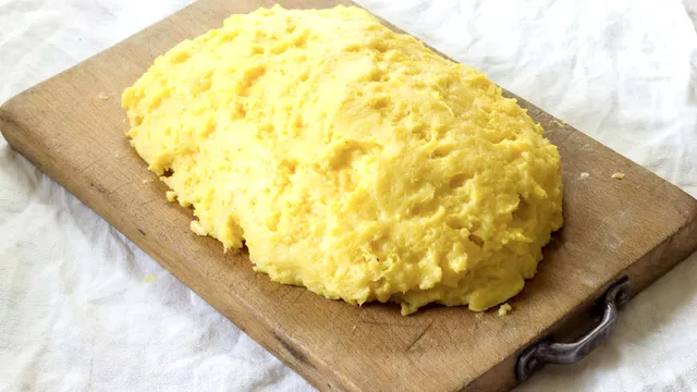 Cum se fierbe corect mămăliga. Greșeala pe care trebuie să o eviți ca să nu facă cocoloașe