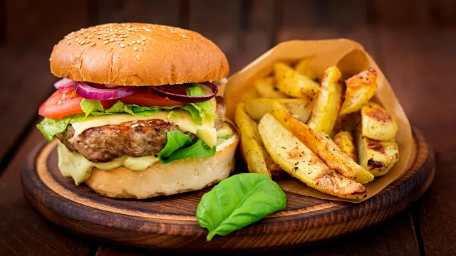 Cum se prepară un hamburger. Ordinea în care trebuie să pui ingredientele ca să iasă gustos