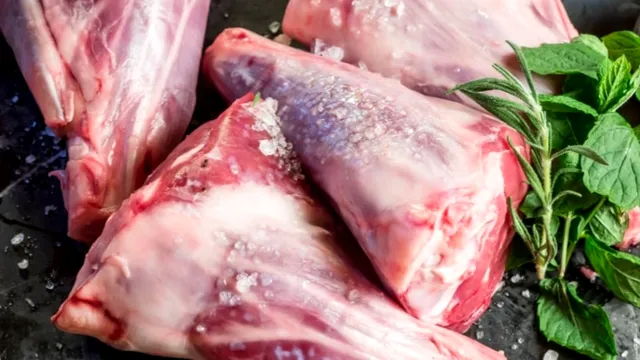 Cum trebuie să prepari carnea de miel ca să iasă fragedă și fără miros. Ingredientul secret pe care puține gospodine îl folosesc