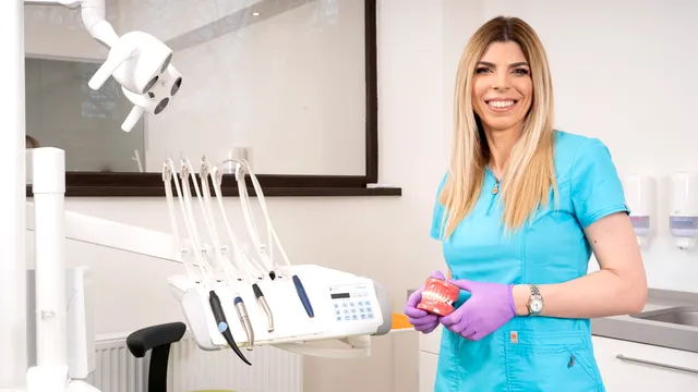 De ce femeile sunt mai predispuse la carii decât bărbații. Dr. Denisa Zaharia: „Fluctuația hormonală, sarcina și menopauza au efect asupra sănătății dentare” EXCLUSIV