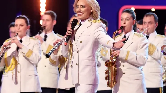 Emilia Dorobanțu învață pe rupte ca să devină ofițer de muzică militară. Fiica ei i-a moştenit frumuseţea şi talentul: Anastasiei îi place să danseze, să cânte, să facă și TikTok!” EXCLUSIV