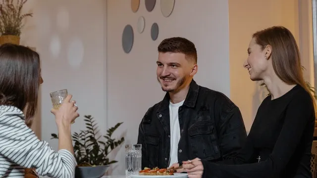 Am o idilă cu un coleg de muncă. Este căsătorit, iar soția lui este prietena mea cea mai bună