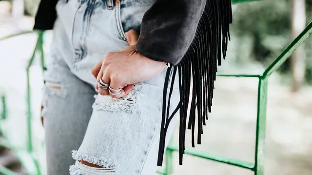 Te-ai plictisit de blugii tăi vechi? Cum îi poţi personaliza, ca să arate ca noi