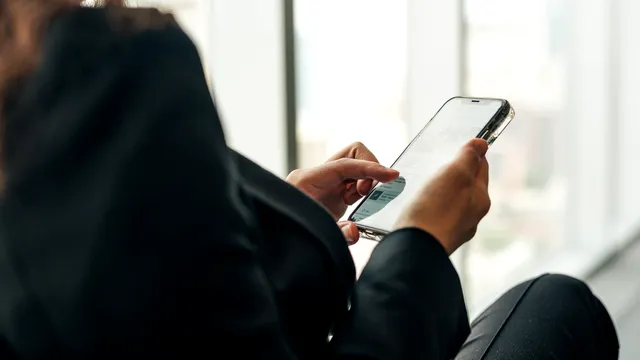 Verifici pe ascuns telefonul partenerului tău? De ce ar trebui să încetezi imediat