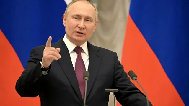 De ce Vladimir Putin nu își mișcă niciodată brațul drept. Semnificația puternică a acestui gest