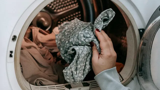 Temperatura la care trebuie să speli rufele ca să faci economie de peste 50% la curent