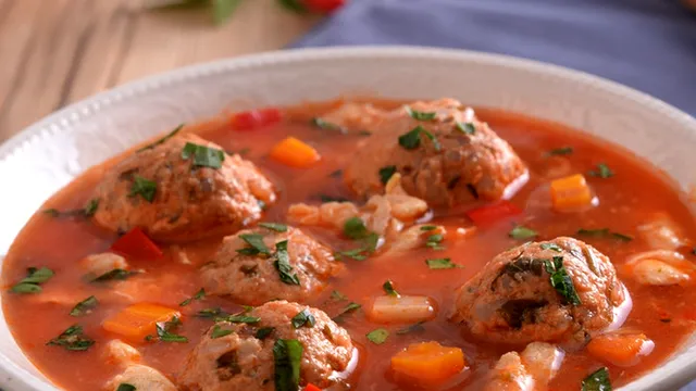 Ciorbă de perişoare, reţeta bunicii. Trucuri ca să îţi iasă delicioasă