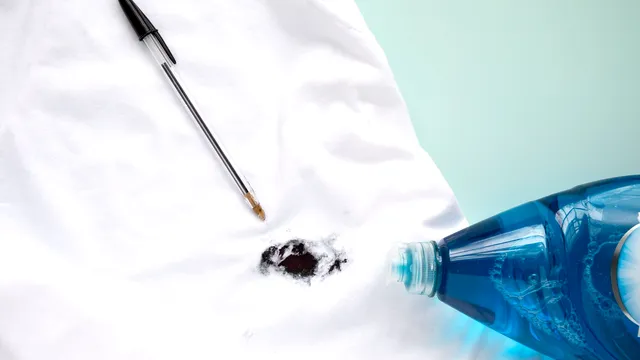 Cu ce se curăţă pixul de pe haine. Trucuri rapide, care dau rezultate