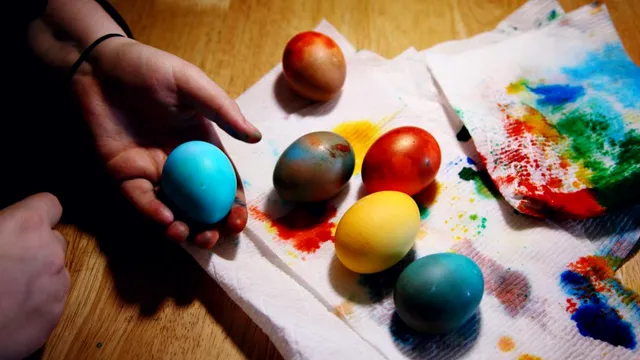 Cu ce se curăţă vopseaua de ouă de pe mâini. Trucuri utile şi eficiente