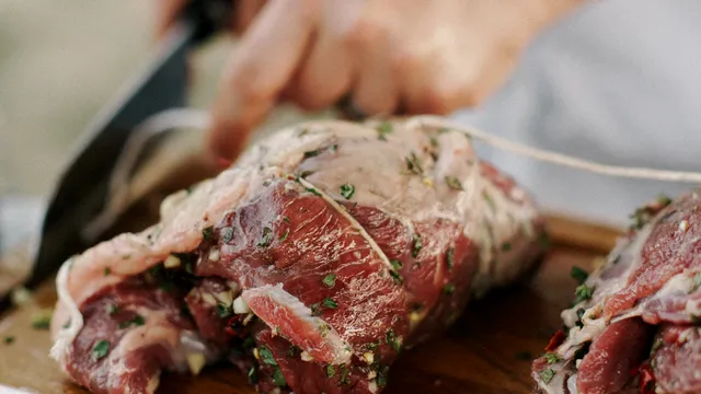 Cum alegi carnea de miel. Testul simplu care îţi arată dacă este proaspătă
