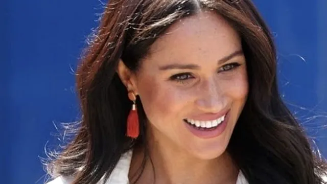 Cum să îţi faci bucle perfecte precum Meghan Markle. 3 paşi simpli de urmat