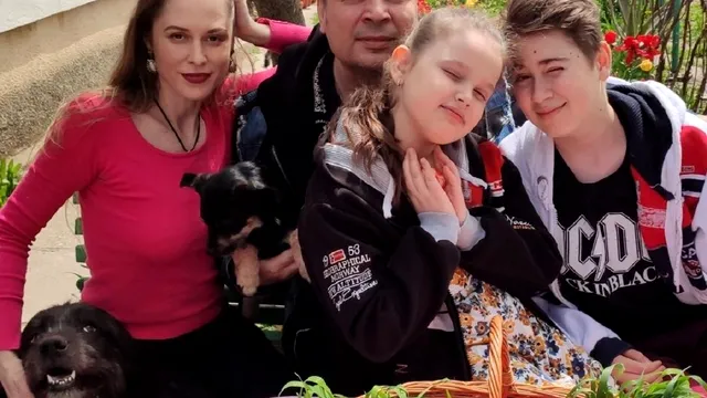 Dan Helciug, pregătiri de Paşte în familie. A vopsit ouăle ca pe vremea bunicii: ”Le-am decorat cu frunze de mărar, și le-am fiert în dres din mătase!” EXCLUSIV