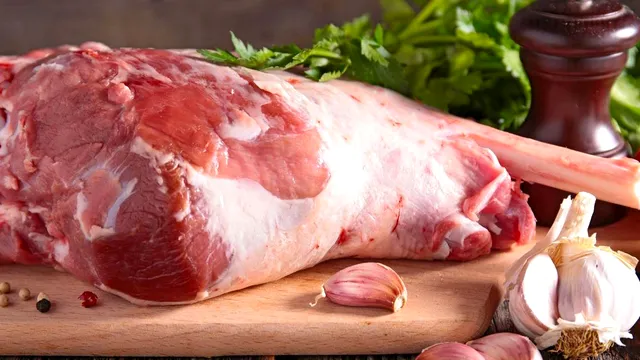 Cât a ajuns să coste carnea de miel în pieţe cu câteva zile înainte de Paşte. Preţurile au explodat
