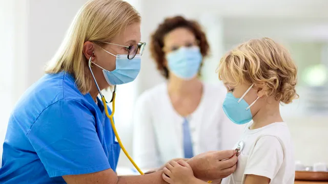 Avertismentul medicilor pentru părinţi. 350 de copii au ajuns într-o singură zi la Urgenţe. Val de viroze şi gripă